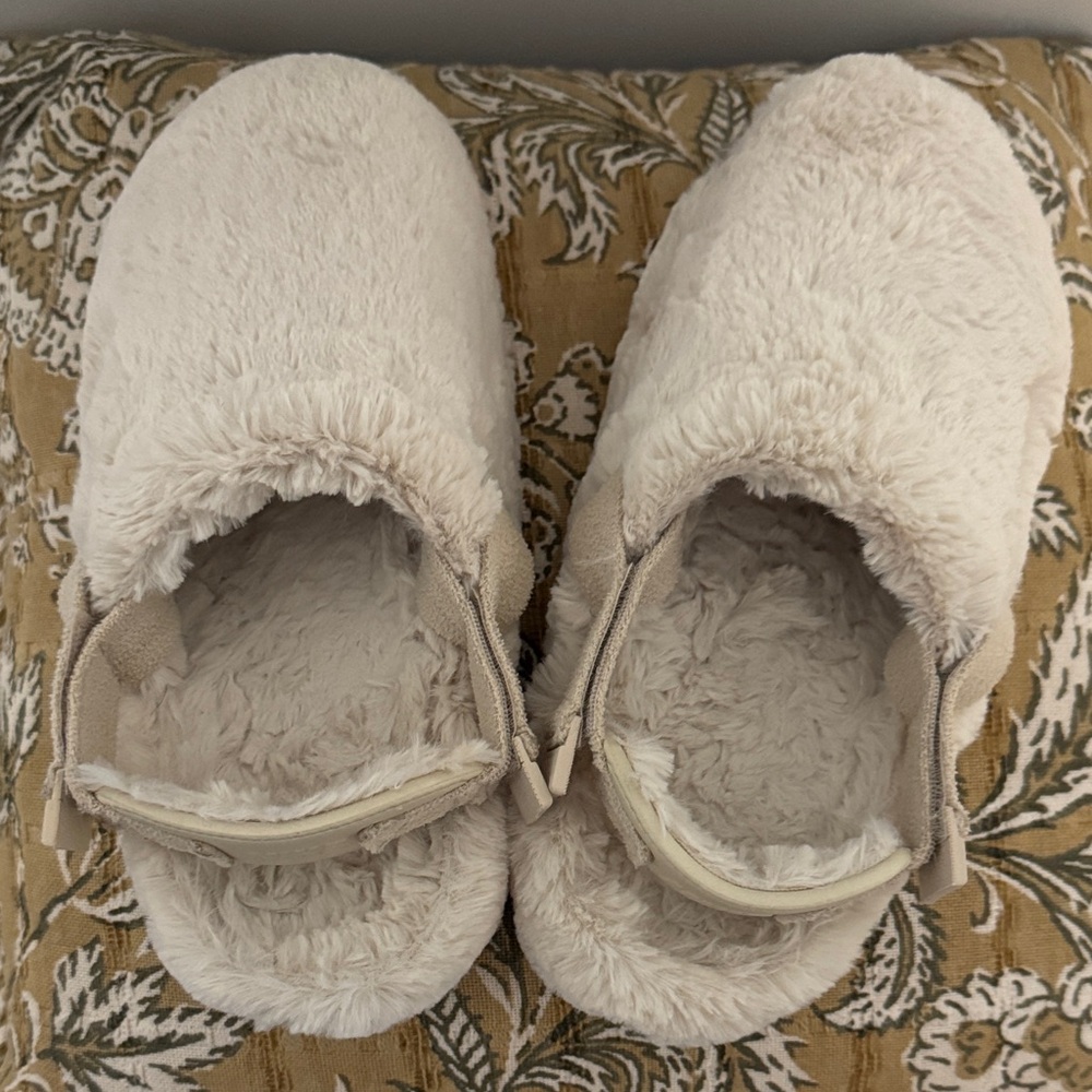Nike Women's Cream Fuzzy Slippers
